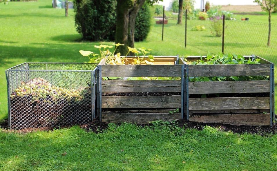Jak zrobić kompostownik ogrodowy na działce z palet, beczki i desek (1)