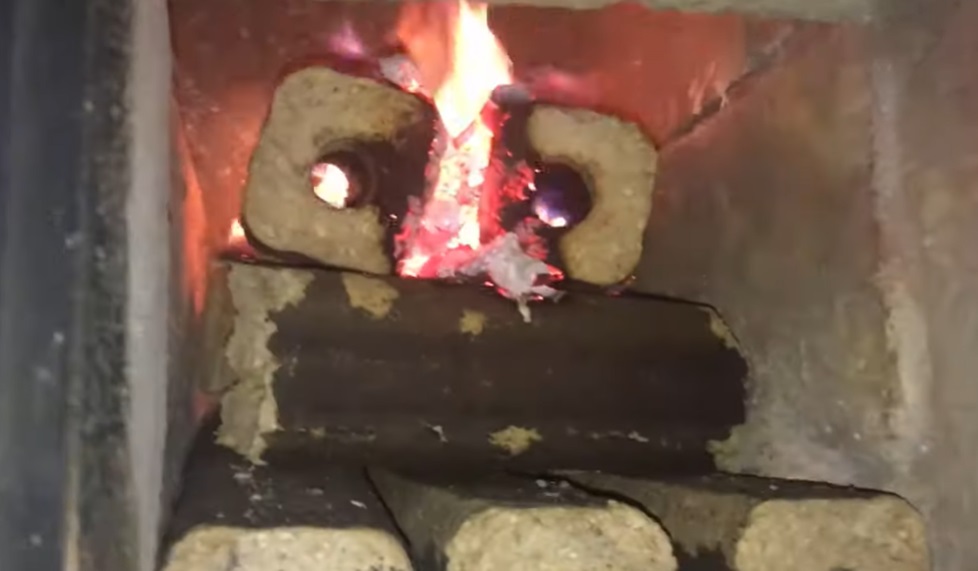 Jak palić brykietem drzewnym w piecu CO Jak rozpalić i na co uważać