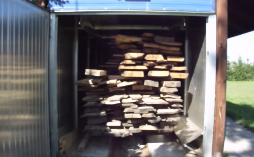 Ile trwa suszenie drewna w suszarni? Jak wysuszyć drewno domowym sposobem?
